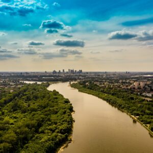 Panorama Warszawy z dużej odległości. Na pierwszym planie Wisła