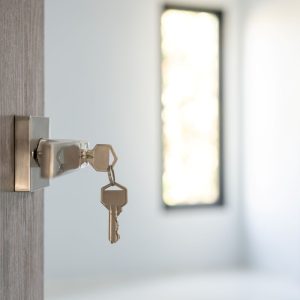 Czy po przeprowadzce trzeba zmienić zamki?