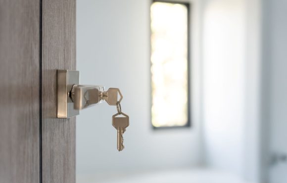 Czy po przeprowadzce trzeba zmienić zamki?